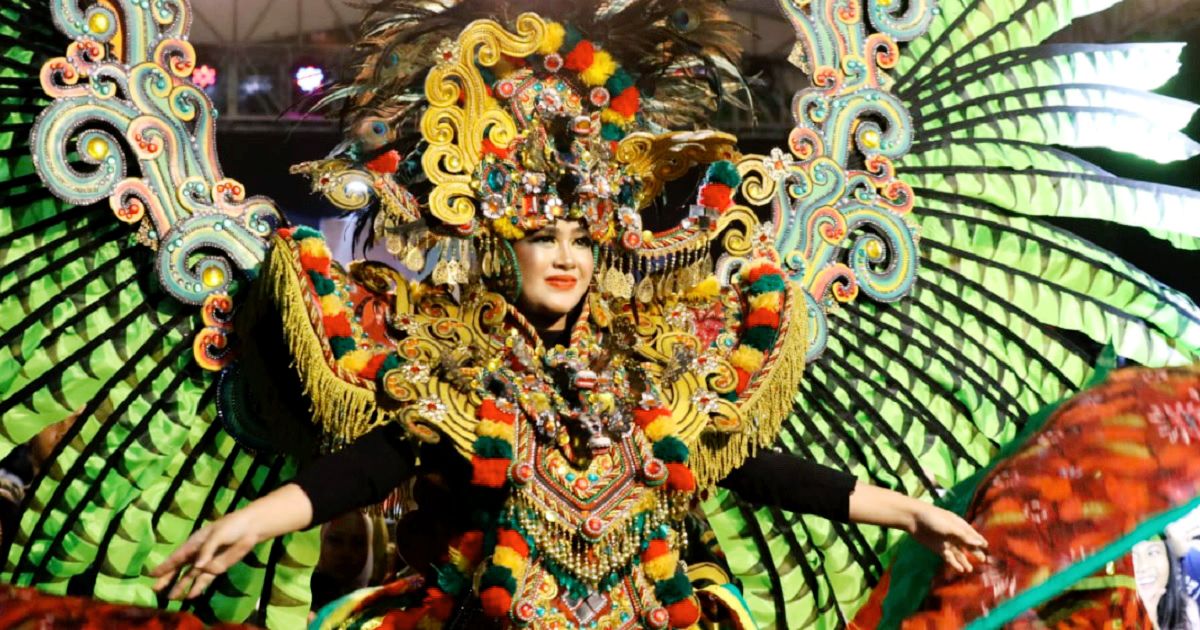 Rizky Intan Kenakan Busana Pelangi Nusantara Pada ISNC