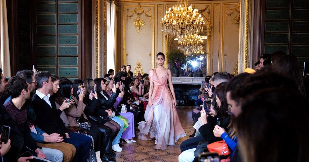 Gaun Kolaborasi MS Glow dan Leanne Marshall Di PFW 2022
