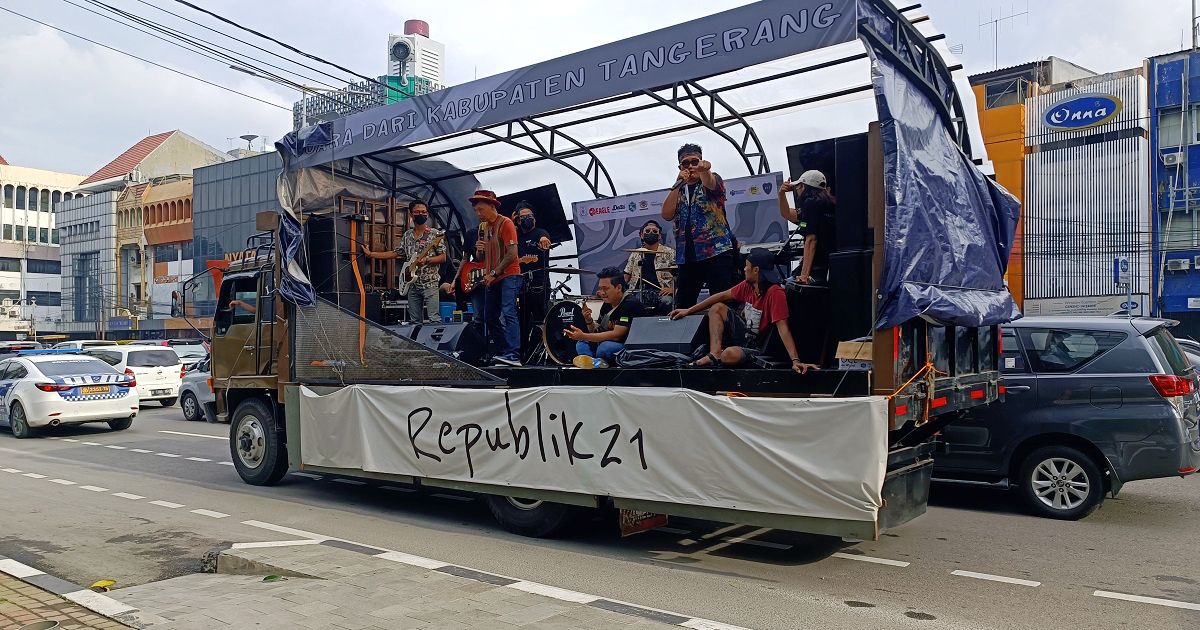 Ngeband Di Atas Truk Sejauh 150 Kilometer, Republik 21 Rilis Main Belakang