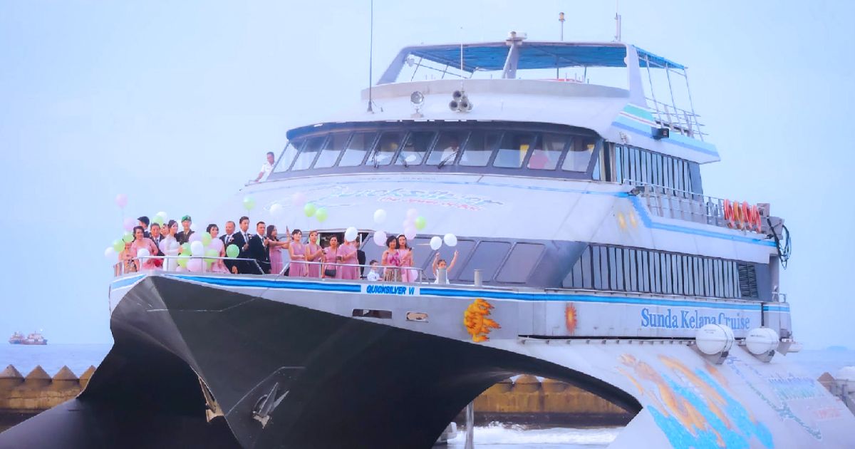 Berlayar di Laut Sambil Menatap Sunset Murah di Jakarta? Bisa!