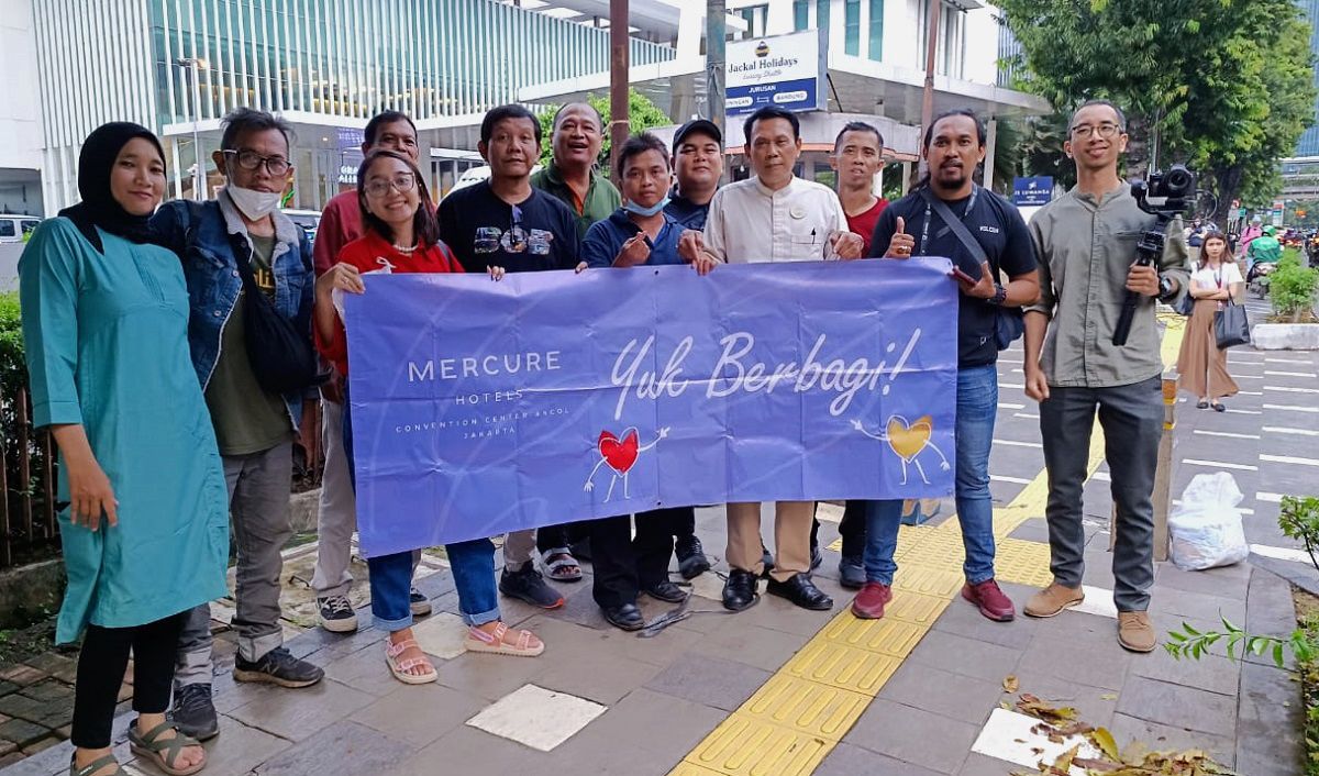 Program Yuk Berbagi Hotel Mercure Ancol Gandeng Jurnalis Media Satu Warna Sapa Masyarakat Setia Budi Kuningan