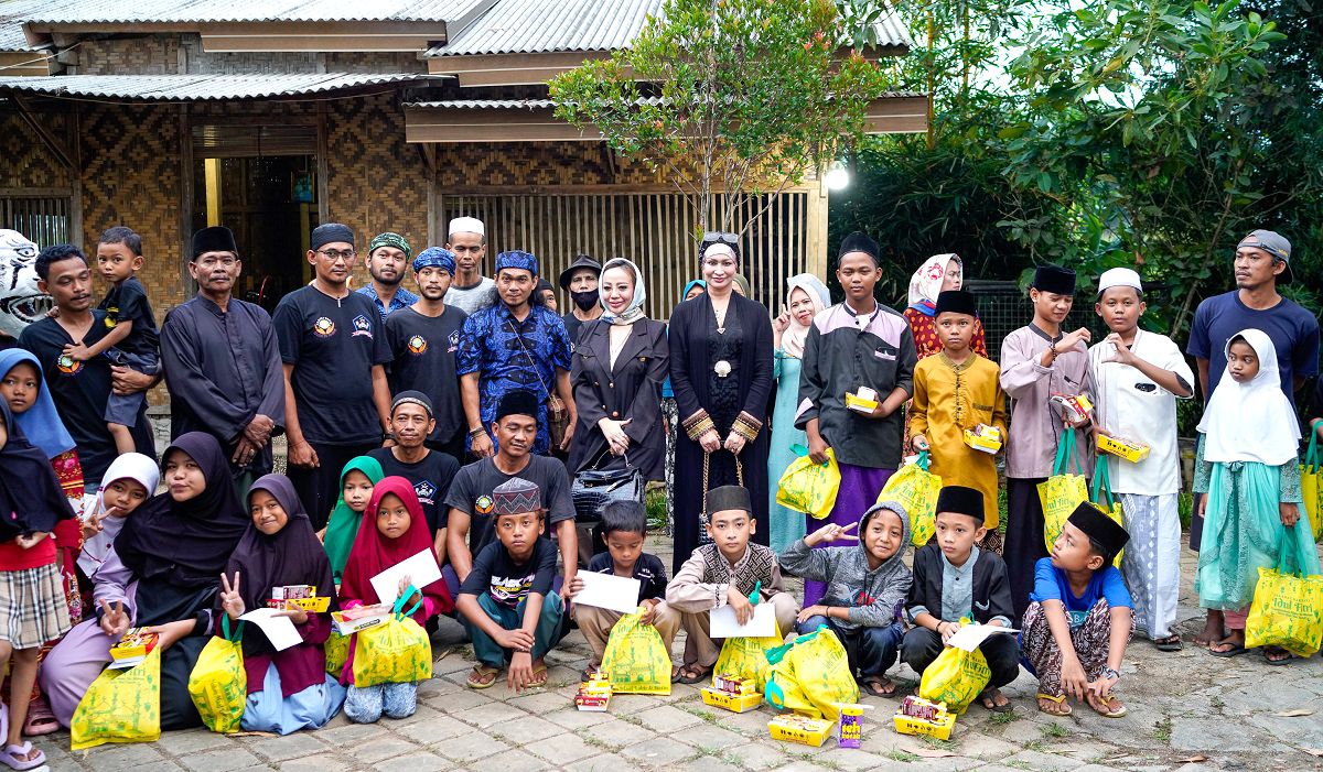 Padepokan Cakra Buana Jadi Tempat Wulan Sadeva Bareng Sally Joelly Buka Puasa Bersama Dan Berbagi Jelang Lebaran