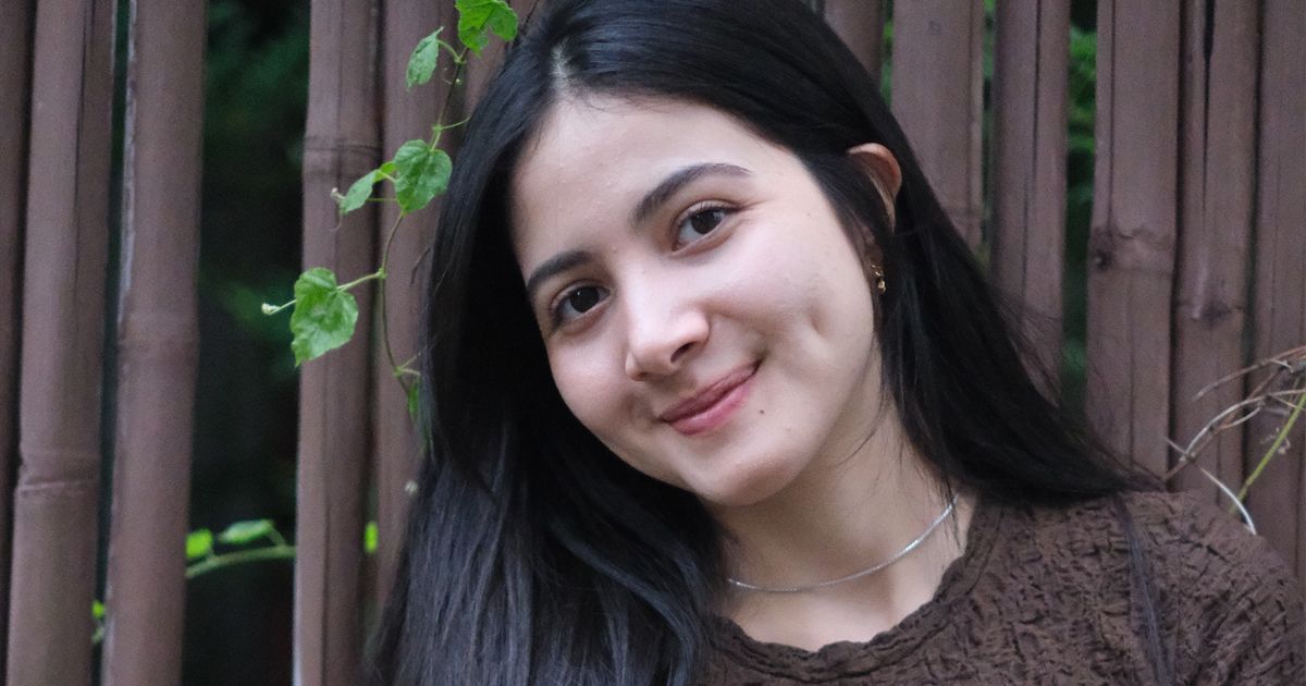 Bulan Sutena Totalitas Syuting Video Klip Susah Abang Meski Kulit Terbakar