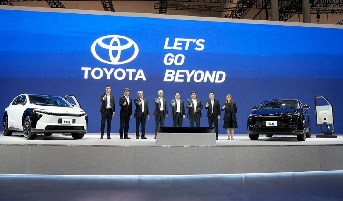 Toyota Tegaskan Komitmen Mobilitas Berkelanjutan di GIIAS 2025 dengan Produksi Lokal bZ4X dan Pameran Kendaraan Legendaris