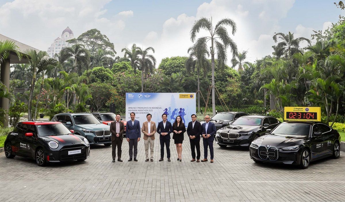 BMW Group Indonesia Serahkan 23 Mobil Premium dan Listrik untuk Maybank Marathon 2025