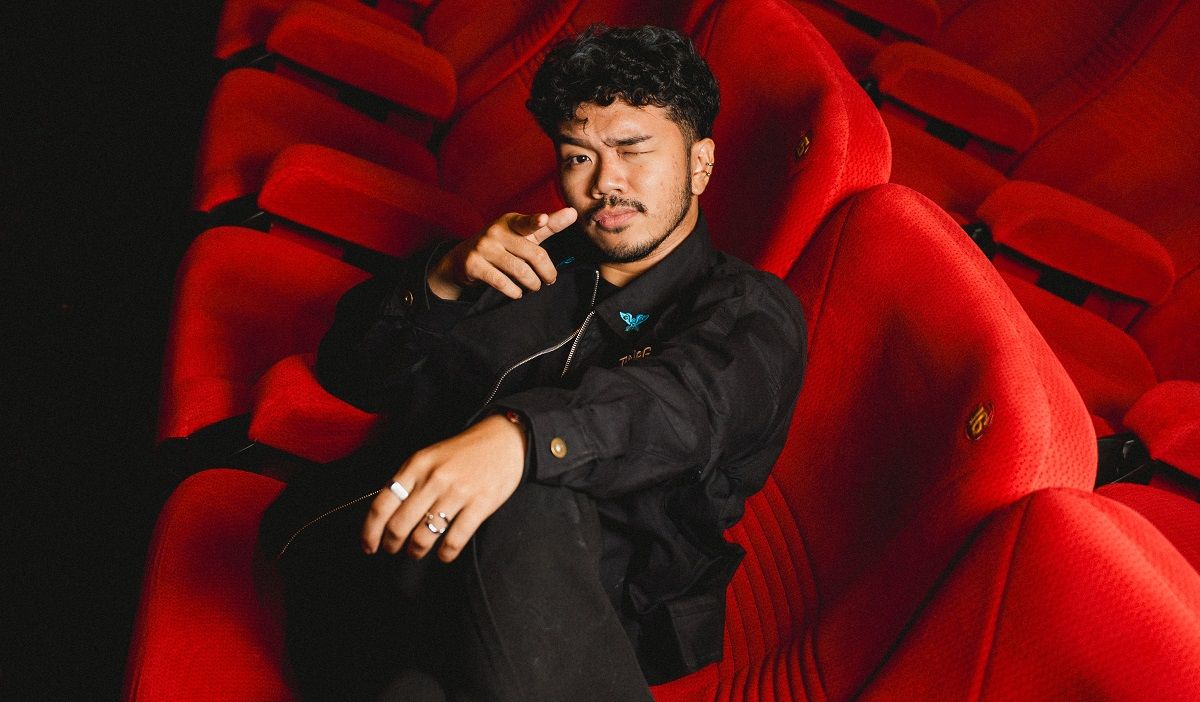 Kristo Immanuel Debut Sutradara Lewat Tinggal Meninggal, Film Komedi Personal yang Panen Pujian