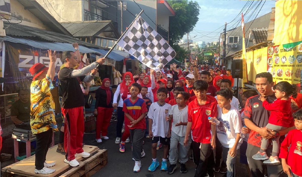 Ratusan Warga Meriahkan Fun Walk Semarak Praja 2025 di Kebayoran Lama