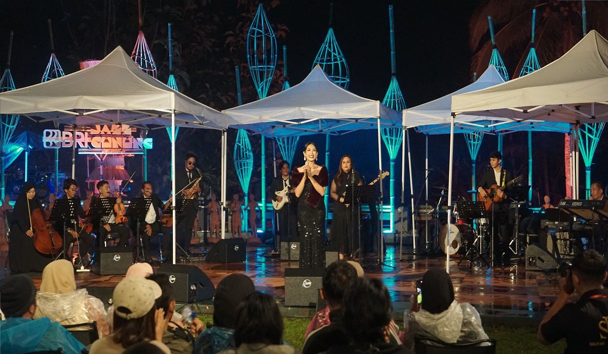 Suliyana dan Glam Orchestra Hangatkan Malam Gerimis di BRI Jazz Gunung Series 3 Ijen