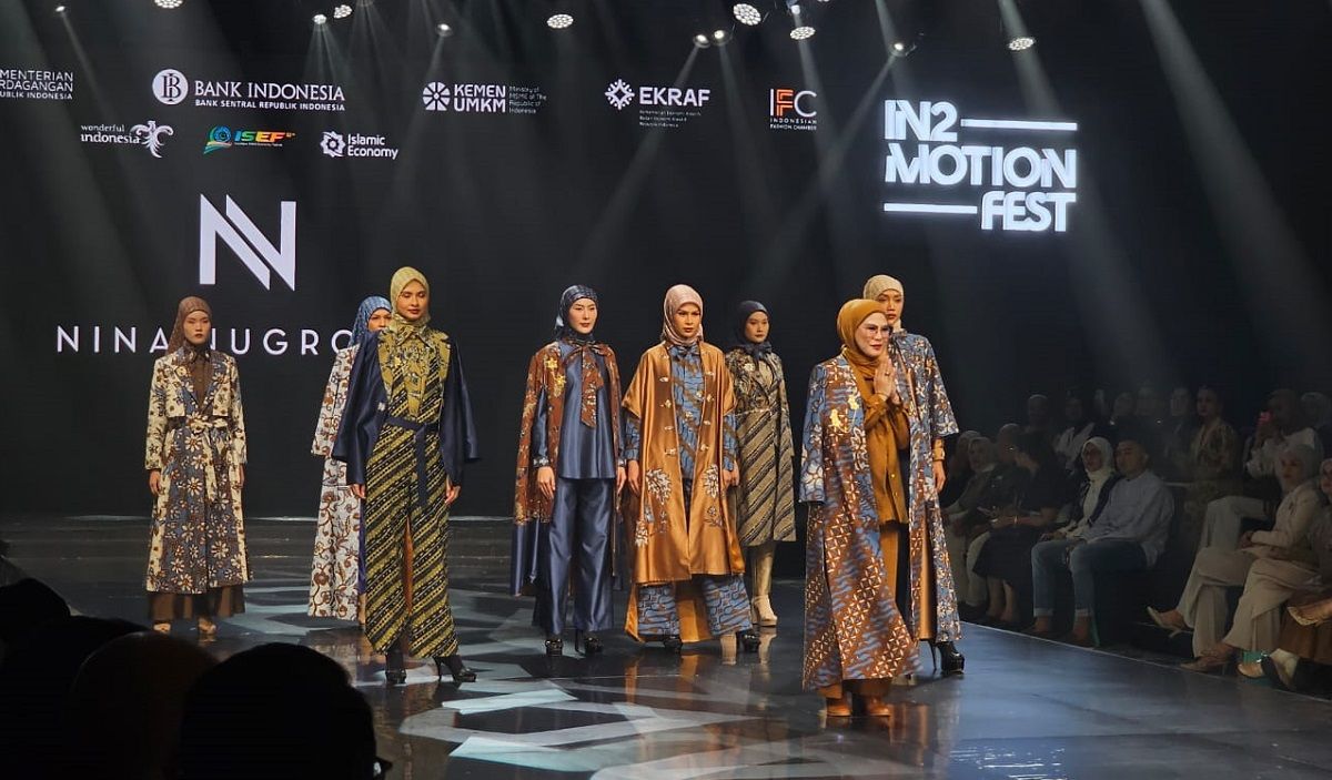Nina Nugroho Rilis Koleksi “Silent Fire” di IN2MOTION Fest 2025 Elegansi dan Kekuatan Perempuan Modest