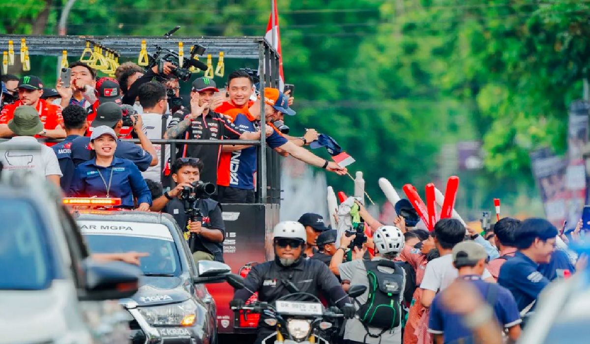 Riders Parade MotoGP Mandalika 2025 Jadi Pesta Rakyat NTB, Ribuan Warga Padati Kota Mataram