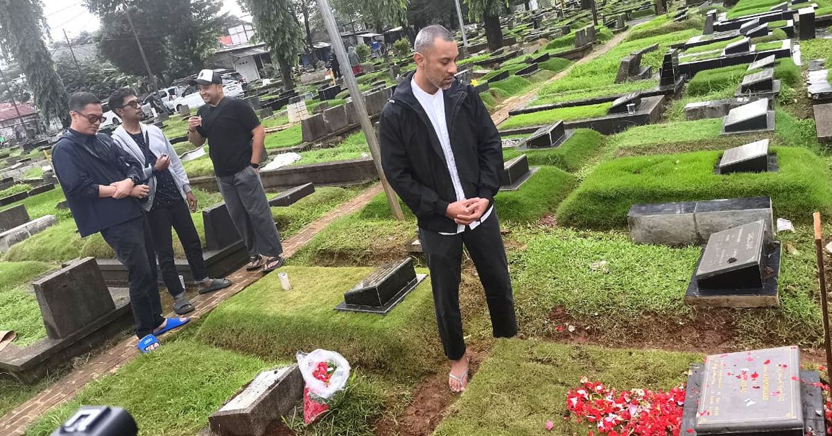 Didi Riyadi ELEMENT Ziarah ke Makam Lucky Widja Usai Umrah