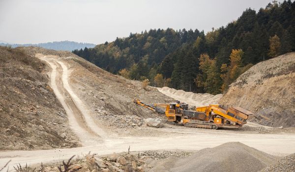 Fans G-Dragon Desak Hana Bank Hentikan Pendanaan Nikel Batu Bara